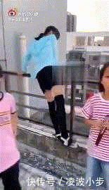  令人|女孩的诡异行为令人细思极恐！承认孩子的恶，就那么难吗？