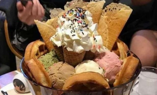 能免|冰淇淋中的“巨无霸”,1小时内吃完就能免单,大家想试试吗