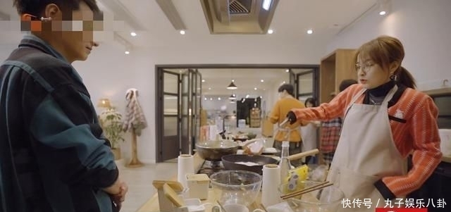  家族|吴昕在节目中下厨，虽然动作生疏，但是快乐家族其他人的反应却