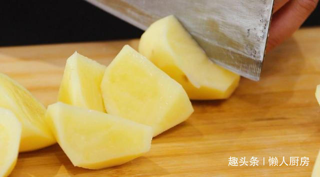 配上|想吃肉了,做了一道土豆炖排骨,配上韩式辣酱,太下饭了