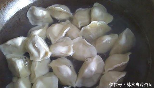 下锅|煮冻饺子时,最忌水开下锅,记住3点,鲜香不破皮和现包的一样