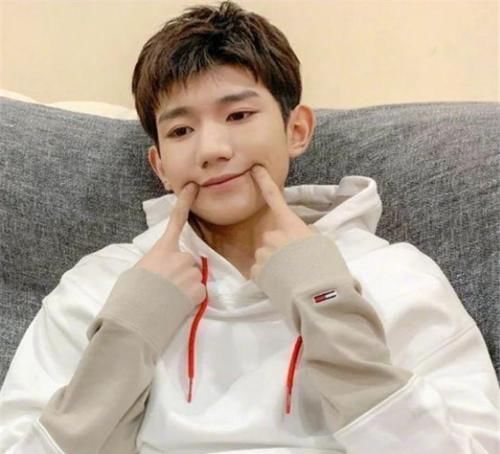 王一博|明星的职业假笑,王源、黄明昊还好,看到王一博营业不易,为了生活