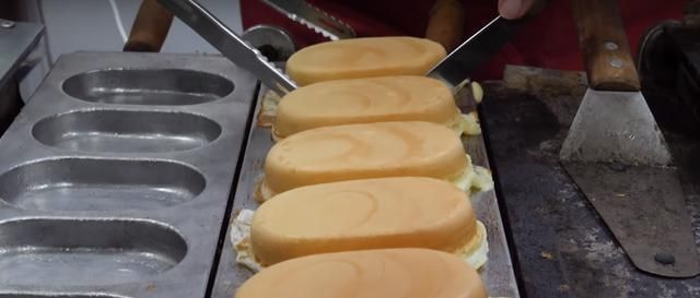 分量|大姐街头卖“煎蛋糕”小吃,分量足味道好,6块就能管饱