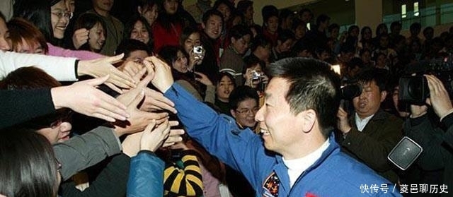  军衔|杨利伟是中国航天第一人，又是空军出身，为何却是陆军军衔？