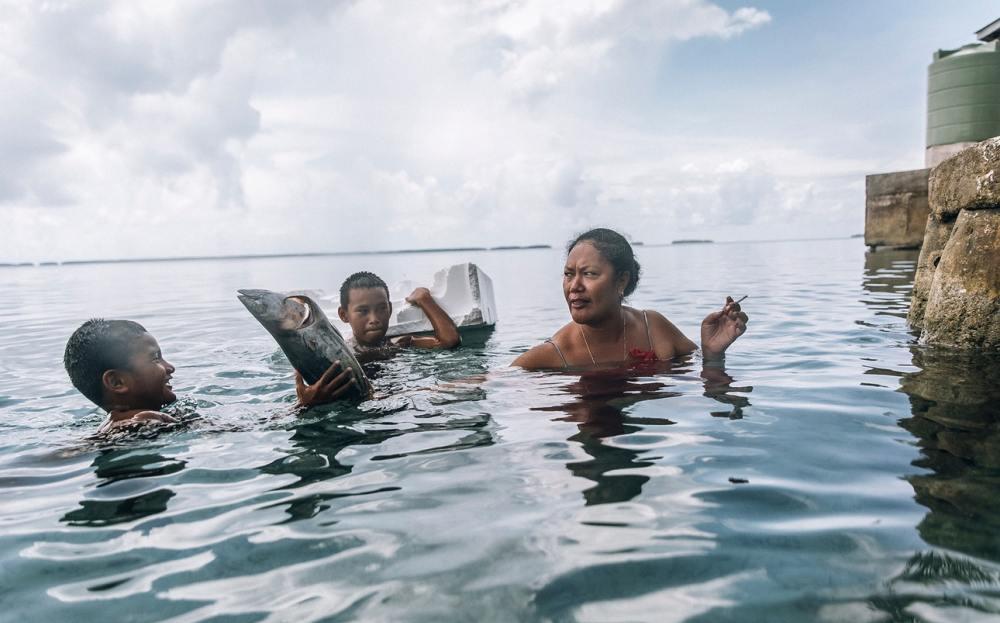  拥有|倒数第一经济体：靠太阳能发电人均拥有5头猪，居民全是双重国籍