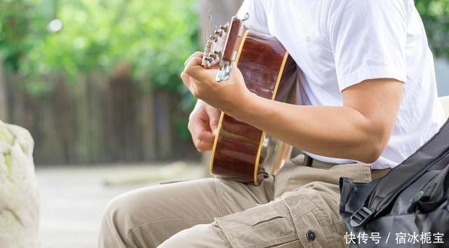 夏天|在炎热的夏天,在街上穿衣服取决于工作服