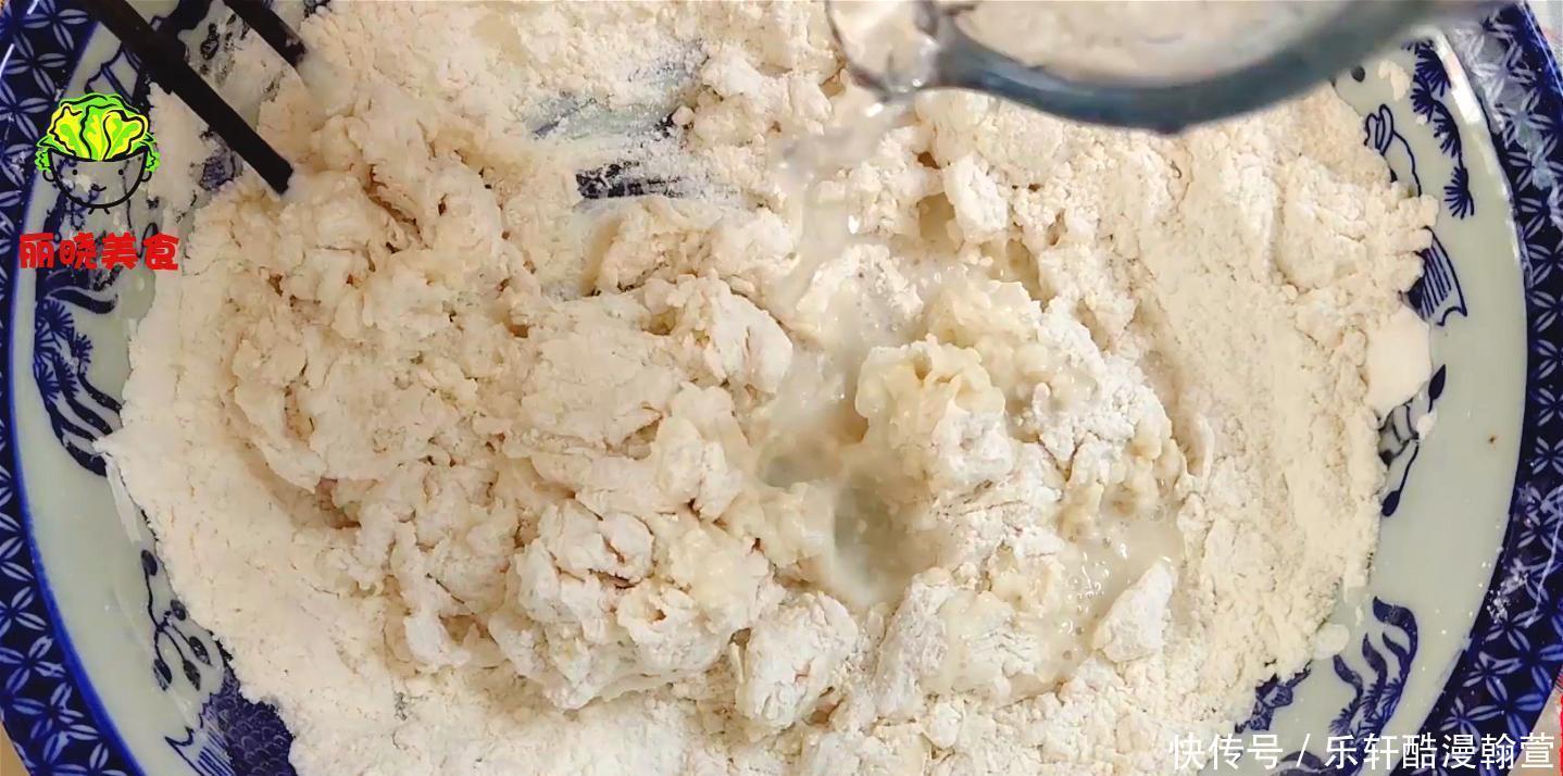 贴秋膘的时|油酥烧饼家常做法,又软又酥又香,比肉夹馍还好吃,做法详细讲解