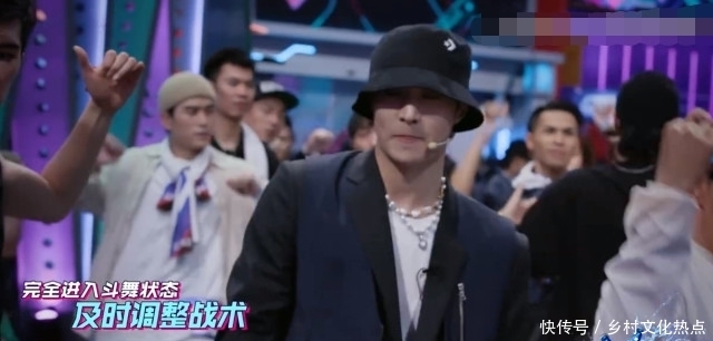 选手|张艺兴第一轮对战输了,直言不服,个人实力强,和选手跳舞太抢眼