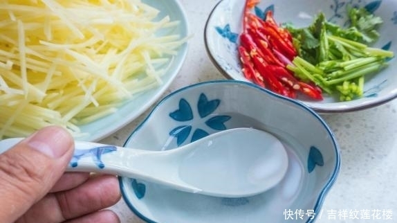 脆嫩|炒土豆丝,先放醋还是后放醋?教你正确做法,土豆脆嫩酸爽不粘锅