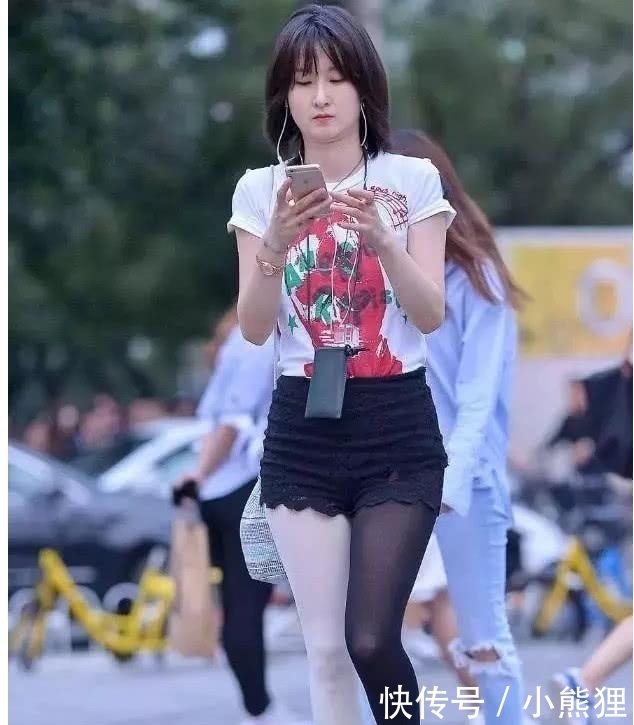 疯狂|“左边天使,右边魔鬼”让00后疯狂的“阴阳袜”,网友:贼丑!