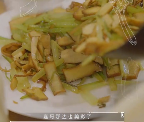  饭菜|吴昕上节目秀厨艺，手忙脚乱不会开火遭谢娜嫌弃！饭菜上桌没人吃