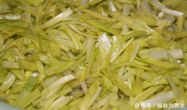 般配|鸡肉和它最般配，炒一炒就上桌，爽滑鲜嫩营养高，连汤汁都不剩