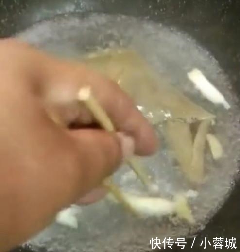 上桌|同事喊我喝酒, 菜上桌我吓得坐在地上! 亲朋好友看完: 狂喷不止!