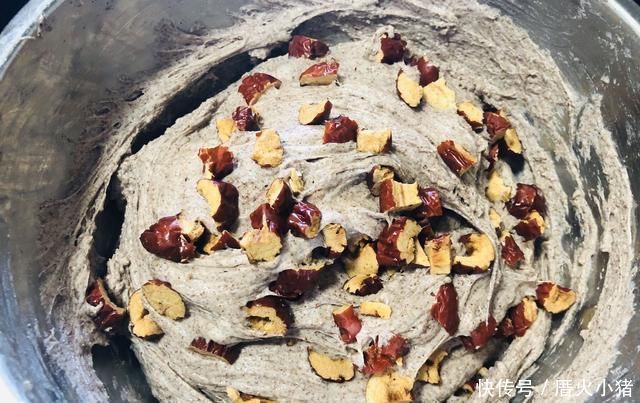 揉面|红糖发糕的私藏做法,不揉面搅一搅蒸一蒸,松软如海绵