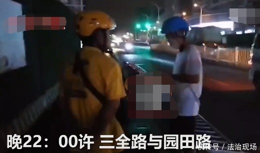 外卖员|1名外卖小哥骑车逆行,与另1名外卖小哥相撞,护栏被撞倒300米!