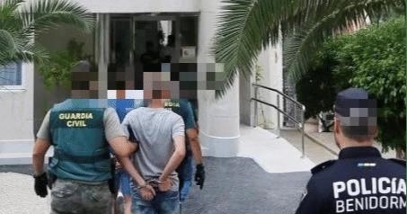  报警|1女5男结伴旅游，同住第一晚就遭遇一场噩梦，女子崩溃报警