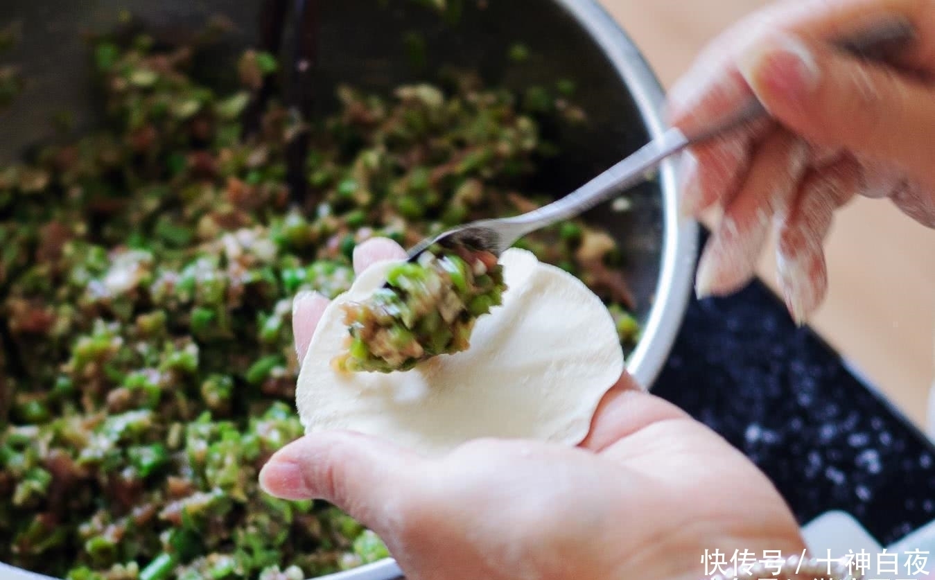 肉馅里打|拌饺子馅时只放调料是不够的, 少了这两个, 难怪不够鲜美!