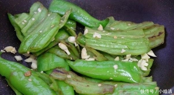 提鲜|虎皮青椒怎么做?料汁是关键,放2个蘑菇,好看又提鲜