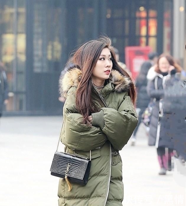  相守|街拍美女：漫漫长路，能够相守，是一种情分！