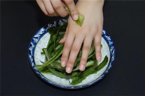 妙用|丝瓜皮不要再扔了,这几个妙用很多人都不知道,你也试试吧