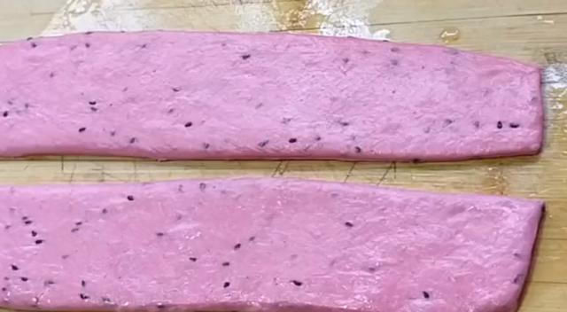  大锅|吃剩的火龙果皮别扔掉，加1碗面粉，不蒸不烙，5分钟做1大锅，香