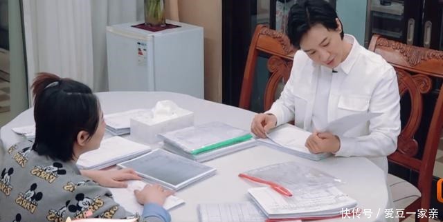 刘璇|4岁儿子不会吐鱼刺,刘璇老公亲手挑,相比之下陈小春对儿子严格