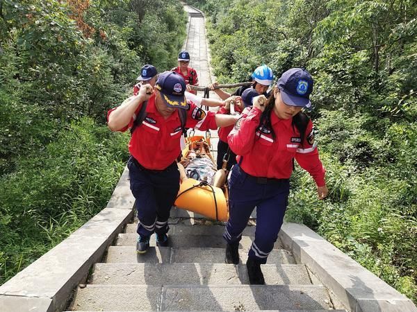  指挥部|180斤女子爬嵩山不走寻常路摔断腿20多人轮流抬4个小时下山