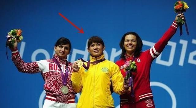 举重|举重天才放弃国籍为他国夺冠,她出生贫苦,冒死一举为祖国夺金