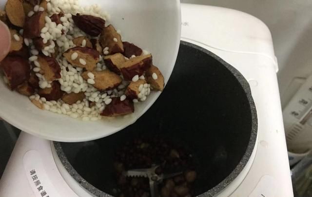  喝一杯|花生和它们是绝配，坚持每天喝一杯，不到2元，补血养颜气色红润