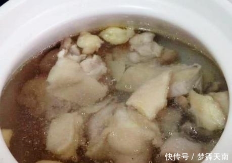 山药|炖鸡汤时，先焯水还是直接下锅煎？大厨：做对了，鸡汤香还不油腻