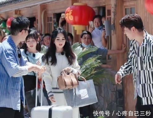 累到|黄晓明高温下帮赵丽颖提行李,累到浑身是汗大喘气,仍抢着干活!