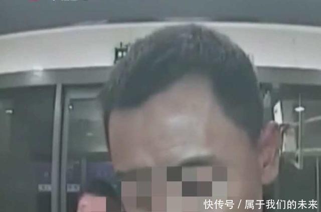  发现|几名男子发现取款机秘密, 狂刷29万, 还猖狂地对着监控抽烟……！