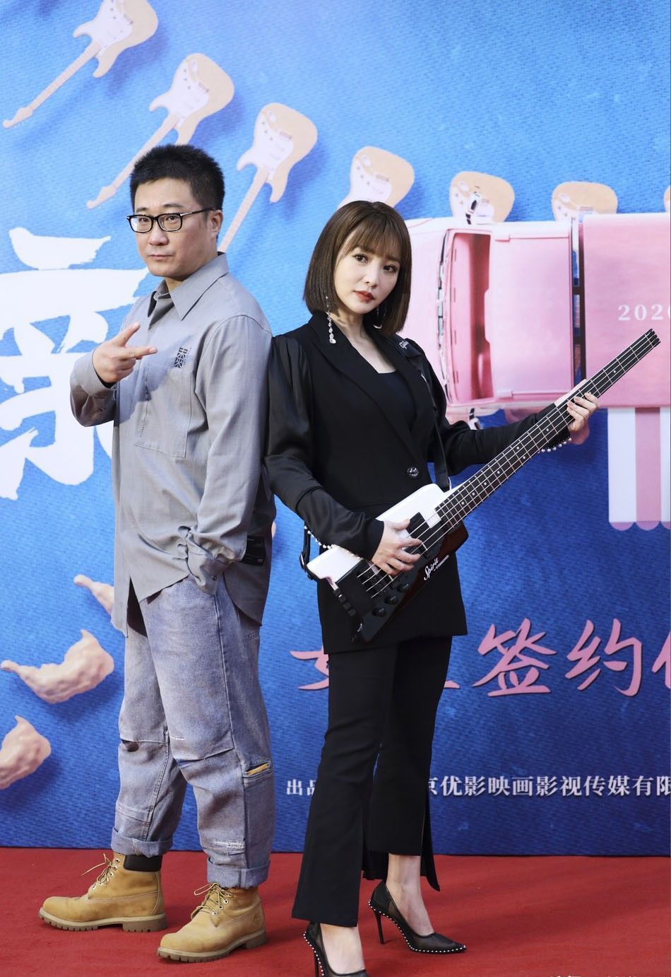  柳岩|40岁柳岩老了，黑西装空气刘海亮相，打扮年轻藏不住眼角皱纹