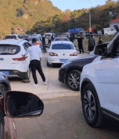 奔跑|搞笑GIF趣图:兄弟,尽情奔跑吧,滑雪橇肯定不会断的!