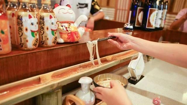 素面|火遍日本的“流水素面”，传入中国后却默默无闻，吃货表示太脏了