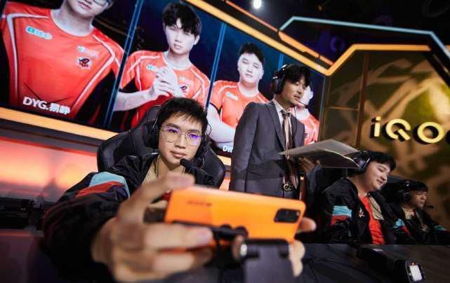 下课|DYG林教练回应粉丝质疑,深夜发文自嘲一人血书,求自己“下课”