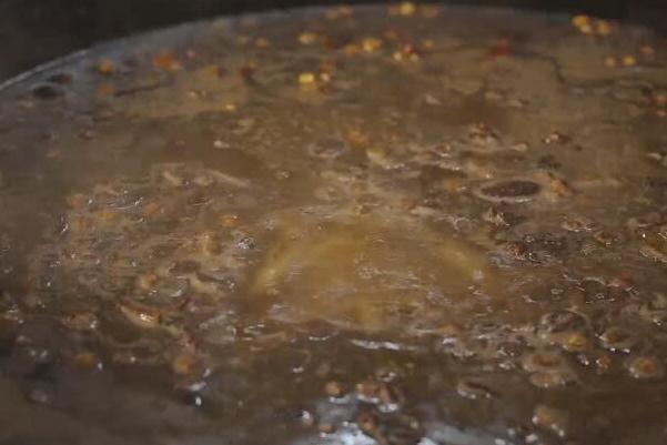 种卤|20岁小伙卖这锅煮了40年的汤,每人最多买一勺,每天只卖半锅