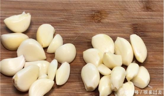 轻轻|原来大蒜身上有个“小机关”,轻轻一捏,蒜皮就能轻松脱落,实用