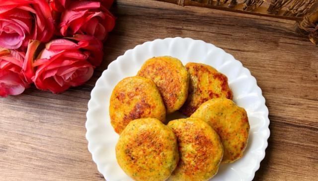 胡萝卜|早餐,我经常给家人做这款小饼,低脂营养又美味,家人超喜欢