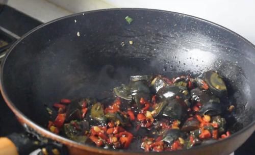 适量的食用|活了30年,才知道皮蛋居然可以这么做,不凉拌生吃,上桌就抢光
