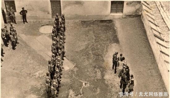 棺材|纳粹成批的枪毙犹太人,棺材就在旁边摆着,死一批装一批