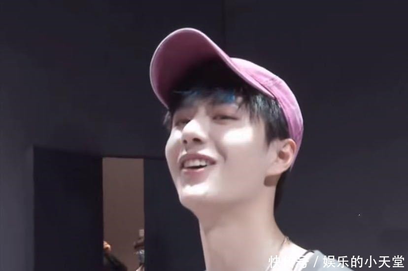 舞蹈|王一博把《街舞》当成了学校,和队员学舞蹈,边吃香蕉边记动作