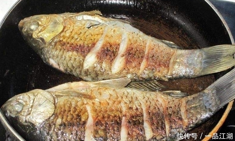  不粘锅|煎鱼时，只放油是不行的，多加这样“东西”，鱼皮完整不粘锅