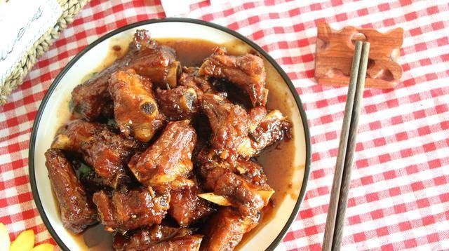  饭店|饭店的糖醋排骨为什么颜色红润掌握这个技巧，在家做好吃又好看