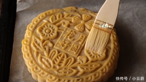 筋面粉|一斤多重的月饼有六个蛋黄,没等回油,就被抢走吃掉,有那么馋吗