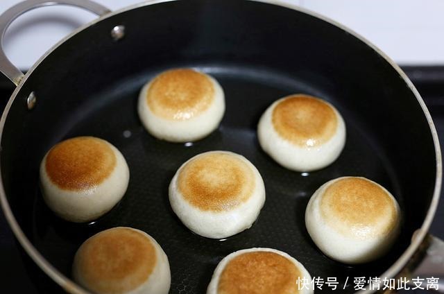 美味|面粉别再做包子了,试试这款小吃吧,咬一口,瞬间爆浆,美味极了