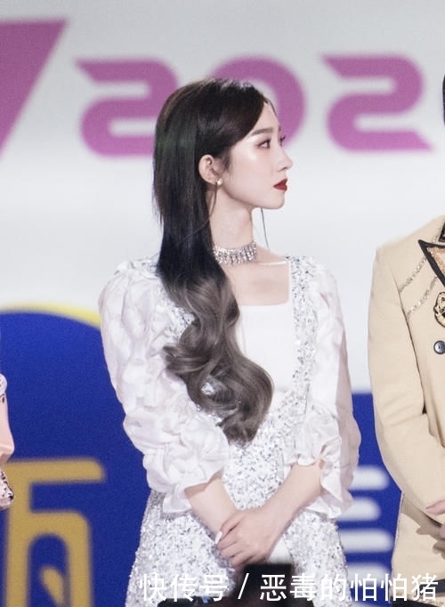 配焦|孟美岐不愧是第一名出道的,穿印花长裙配焦糖色短靴,时髦霸气