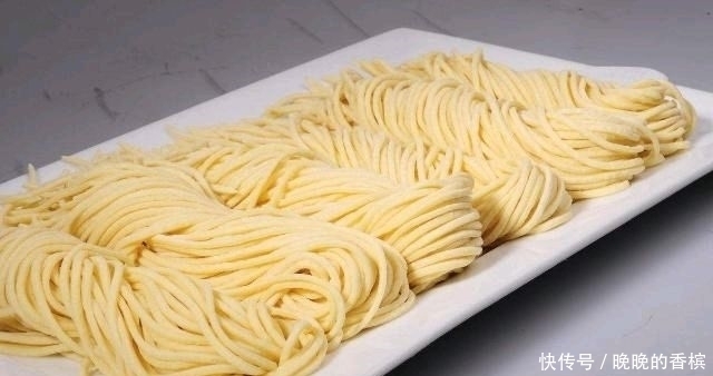 人都会觉得|小伙卖“良心”面,10元一份,免费加面,顾客套路太深,吃不起