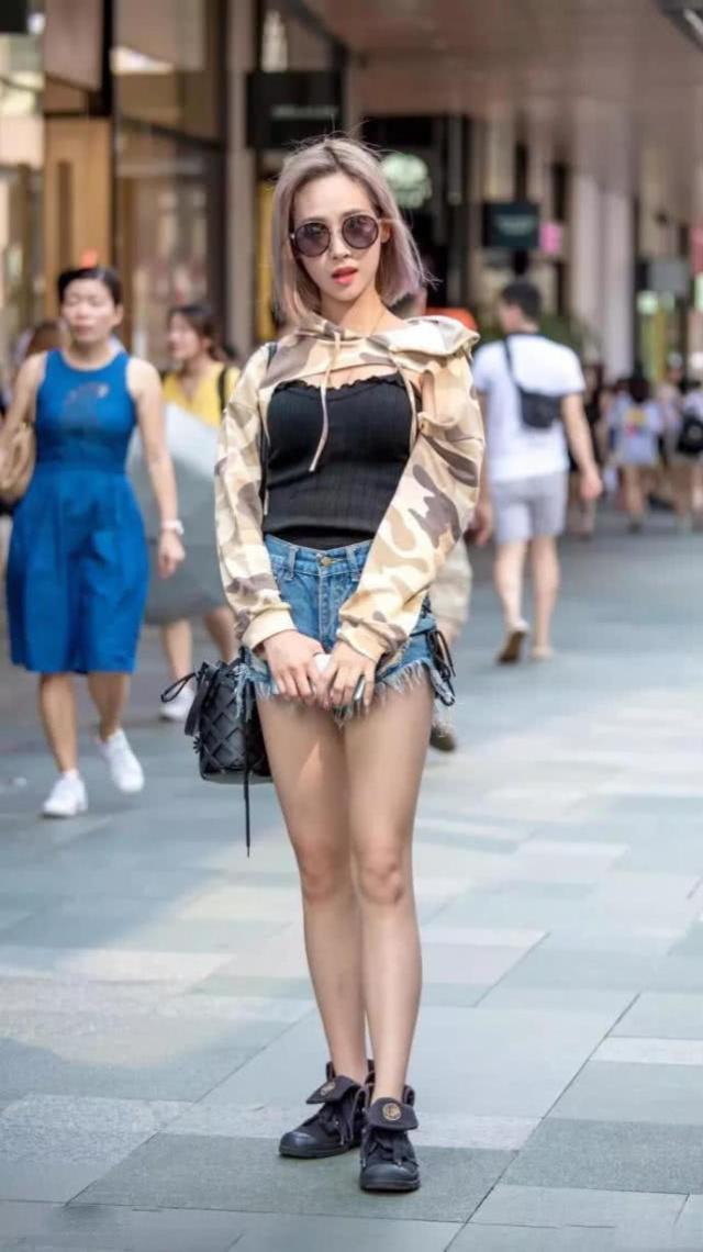 时髦|街拍:时髦大方的时尚美女,牛仔装的搭配潇洒又气派,休闲又不失女人味