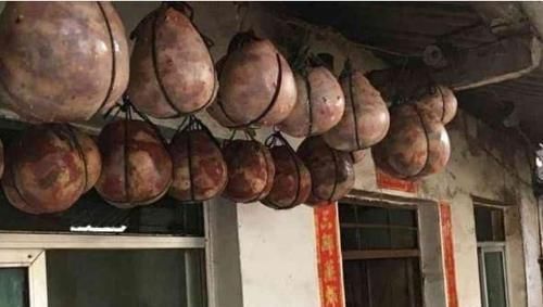 大妈|大妈院子屋顶挂满“西瓜”,500元一个,很多食客慕名而来